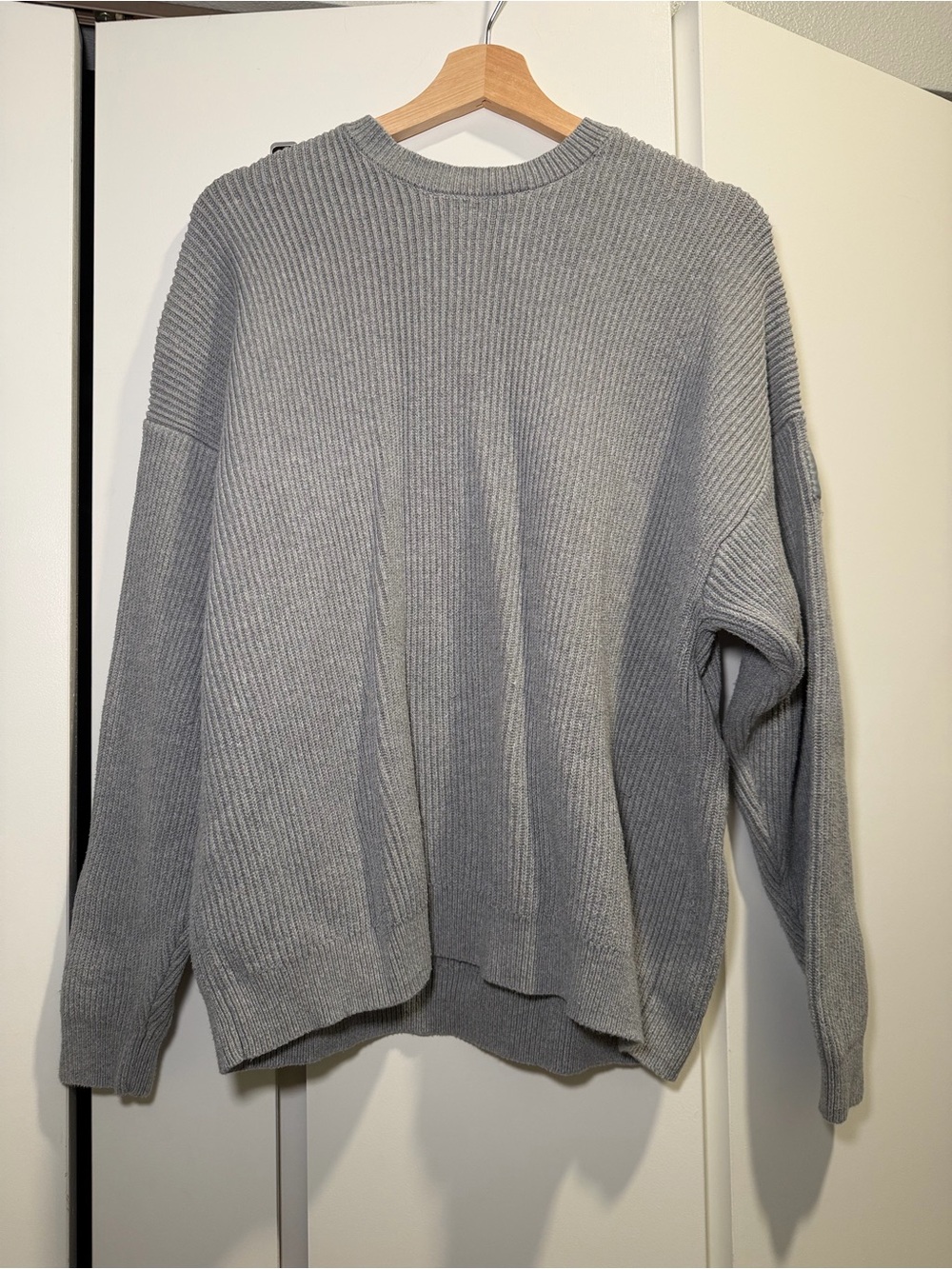 ALO Yoga Women's Light Gray Ribbed Crewneck Sweater